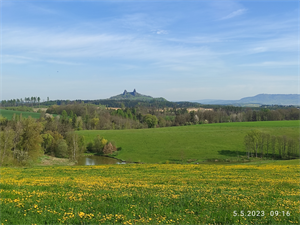 Výhled na hrad Trosky z místa nad obcí Loveč