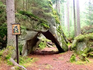 Trasa 'Medvědí stezky' vede i skrz skalní útvar