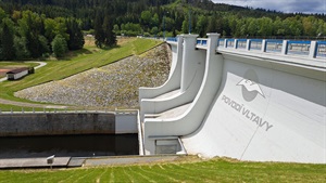 Hráz přehradní nádrže Lipno