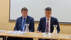 Generílní ředitel SŽ Bc. Jiří Svoboda, MBA (vpravo) a personální ředitel SŽ Ing. Pavel Koucký při jednání