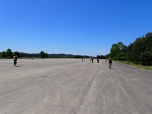 Projížďka po přistávací dráze letiště Hradčany