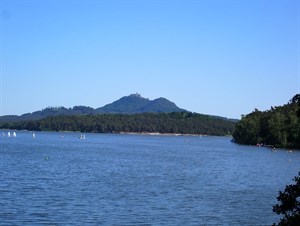 Máchovo jezero s hradem Bezděz