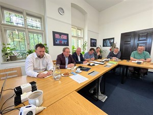 Náměstci GŘ ČD Mgr. Staněk a Ing. Ješeta s předsednictem Rady a vedením FVČ při jednání