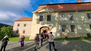 Před zámkem v Chudenicích