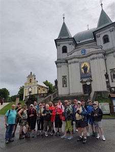 Účastníci před bazilikou na Hostýně Účastníci před bazilikou na Hostýně