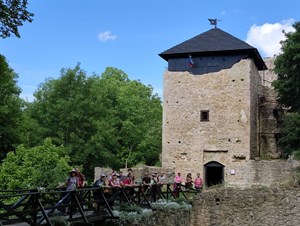 Před hradem Lukov