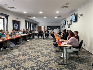 Delegáti XIII. Valné hromady FVČ při poslechu Zprávy o činnosti FVČ