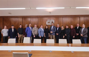 Představitelé odborových organizací a část členů představenstva ČD, a.s. po podpisu PKS na rok 2026